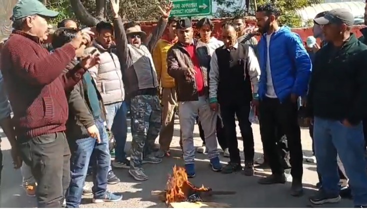 उत्तरकाशी में गंगोत्री नेशनल हाईवे चौड़ीकरण पर विवाद, ग्रामीणों ने पर्यावरणविदों के खिलाफ प्रदर्शन किया