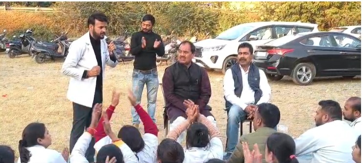 नर्सिंग एकता मंच पर पुलिसकर्मियों की धक्का-मुक्की, डॉ. हरक सिंह रावत ने समर्थन जताया