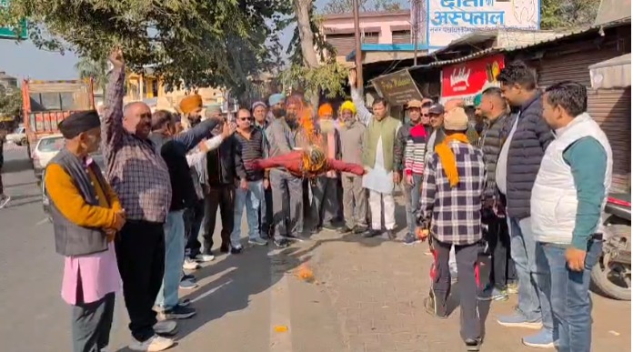 कालाढूंगी में बीजेपी कार्यकर्ताओं का गुस्सा फूटा, हरक सिंह रावत का पुतला दहन