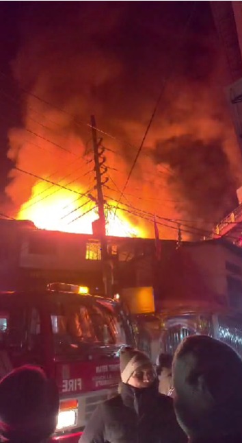 नैनीताल में पुराने मकान में भीषण आग, दमकल विभाग जुटा राहत कार्य में