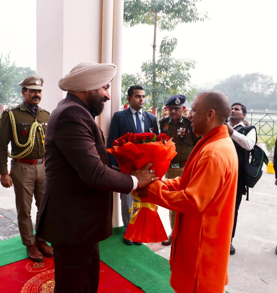 उत्तराखंड के राज्यपाल गुरमीत सिंह दो दिवसीय यूपी दौरे पर गोरखपुर पहुंचे, CM योगी ने किया स्वागत