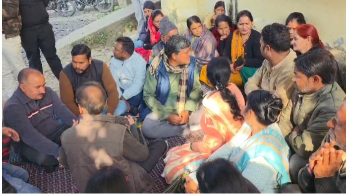 विधायक के आश्वासन पर बोरटीवाला-जामनखाता ग्रामीणों का धरना खत्म; बैरियर हटाया, हॉट मिक्स प्लांट पर कार्रवाई शुरू