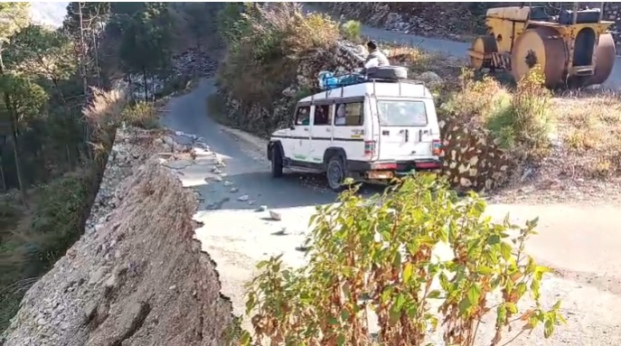 भटवाड़ी ब्लॉक की जामक–कुमार सड़क बदहाली की शिकारठेकेदार की लापरवाही पर स्थानीयों में भारी आक्रोश, मुख्यमंत्री के ‘गड्ढा मुक्त सड़क अभियान’ की अनदेखी