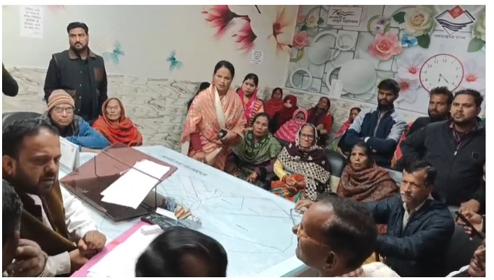 जसपुर में मोहल्लेवासियों ने पालिका अध्यक्ष और अधिशासी अधिकारी का किया घेरावपानी निकासी और रास्ता बंद होने की समस्या को लेकर हुई हंगामा