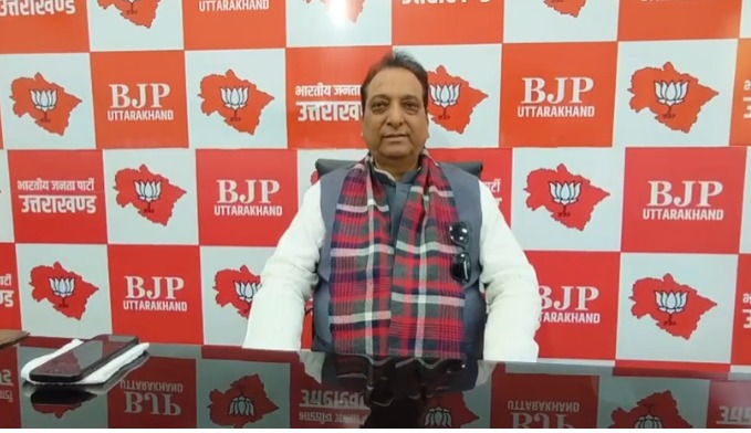 अवैध बसावट को लेकर सियासी घमासान, धामी के बयान से बढ़ी हलचल