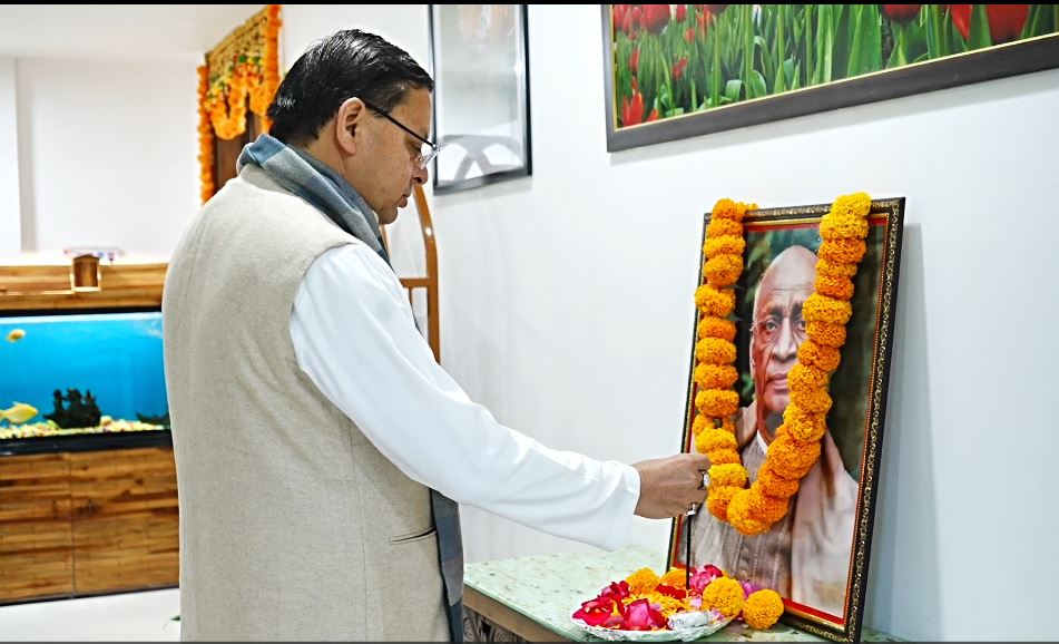 मुख्यमंत्री धामी ने सरदार वल्लभभाई पटेल को दी भावपूर्ण श्रद्धांजलि