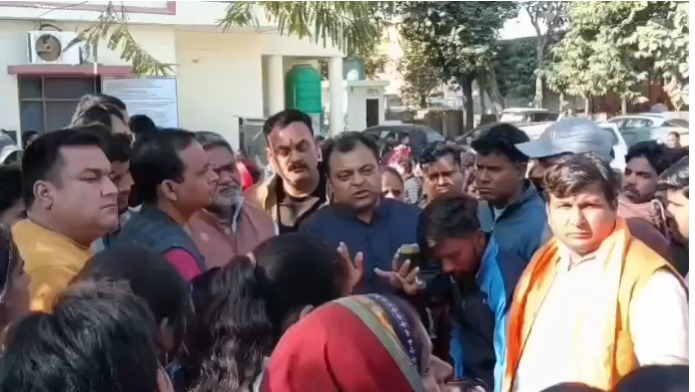 खटीमा में चाकूबाजी से युवक की मौत, परिजनों का हंगामा, चौराहे पर जाम