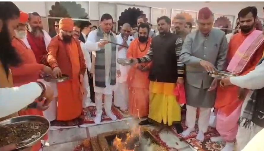 मुख्यमंत्री पुष्कर सिंह धामी ने हरिद्वार में किया दौरा, कुंभ मेले की तैयारियों पर साधु-संतों से की चर्चा