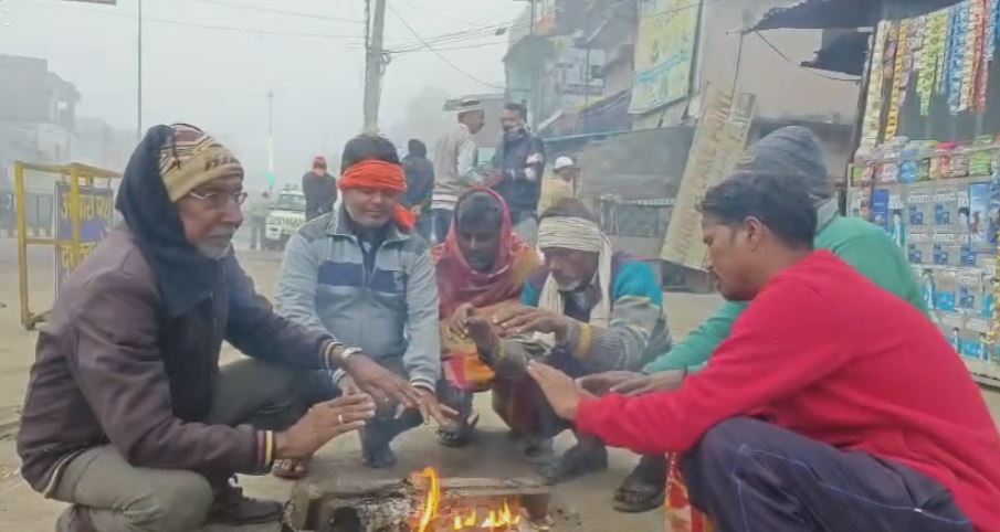 खटीमा में कड़ाके की ठंड और घना कोहरा, जनजीवन हुआ प्रभावितवाहनों की गति धीमी, बच्चों और मजदूरों के लिए मुश्किलें बढ़ीं