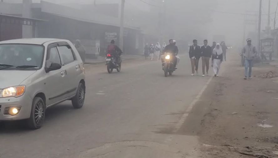 लक्सर क्षेत्र में घने कोहरे की दस्तक, जनजीवन और खेती प्रभावितदृश्यता घटने से सड़कों पर रेंगते रहे वाहन, स्कूली बच्चे सबसे अधिक परेशान