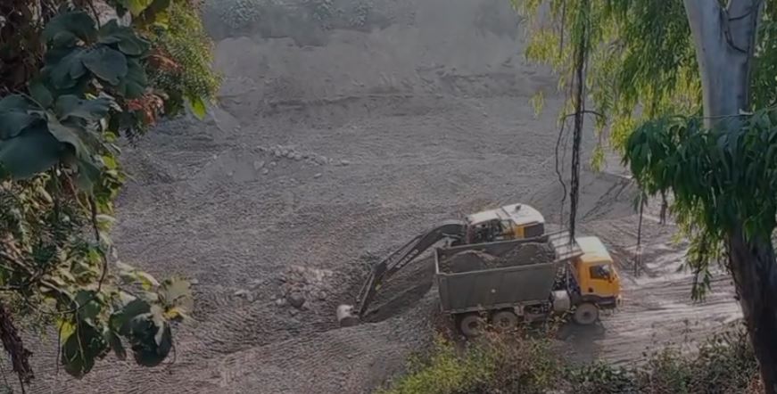 अवैध खनन पर प्रशासन की बड़ी कार्रवाईकृष्णा स्टोन क्रेशर सीज, संचालन पर पूर्ण रोक