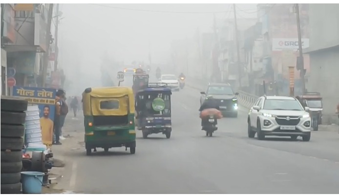काशीपुर में सीजन का पहला घना कोहरा, जनजीवन प्रभावित