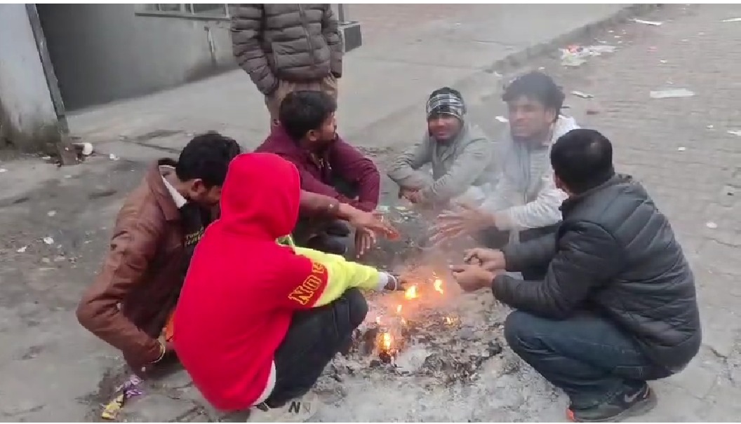 धर्मनगरी हरिद्वार कोहरे की चादर में लिपटी, ठंड से बचने को अलाव का सहारा