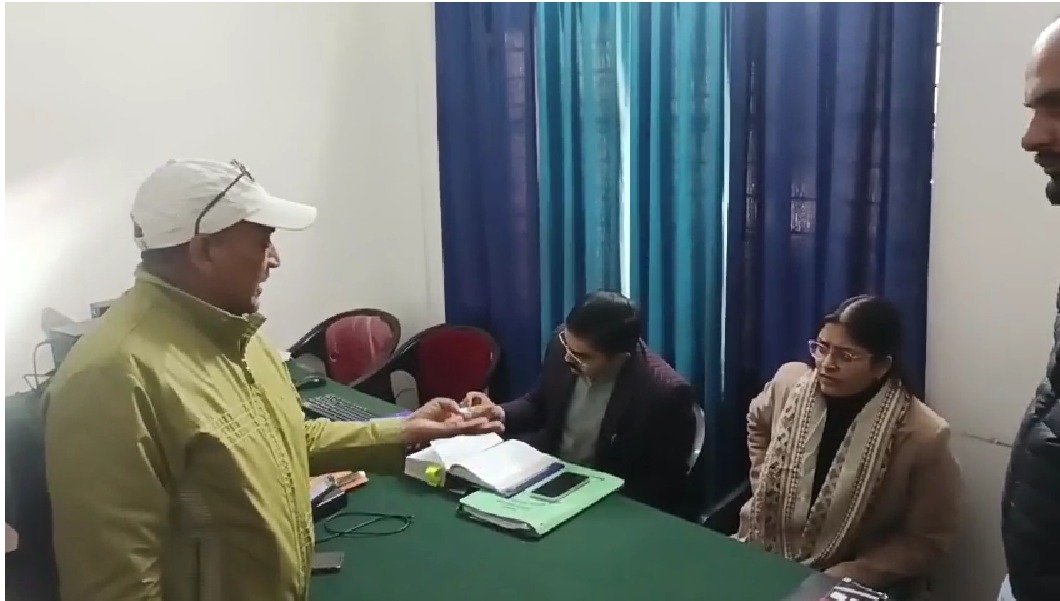 उत्तरकाशी में सड़ा मांस ले जा रही यूटीलीटी पकड़ी, थाने में हंगामा