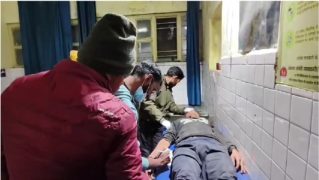 बाराकोट में बड़ा सड़क हादसा, ऑल्टो 100 मीटर गहरी खाई में गिरी, चालक गंभीर