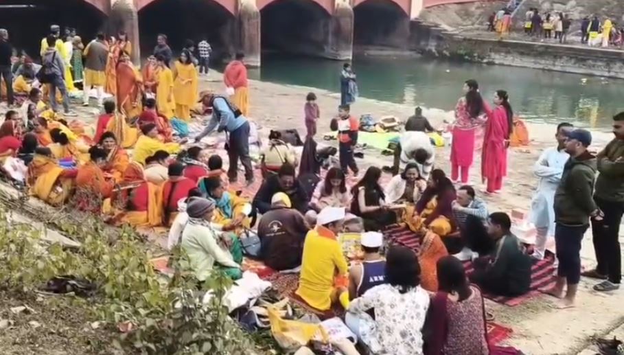 खटीमा में बसंत पंचमी पर लाल कोठी मंदिर में उमड़ी श्रद्धालुओं की भीड़, मेले का हुआ आयोजन