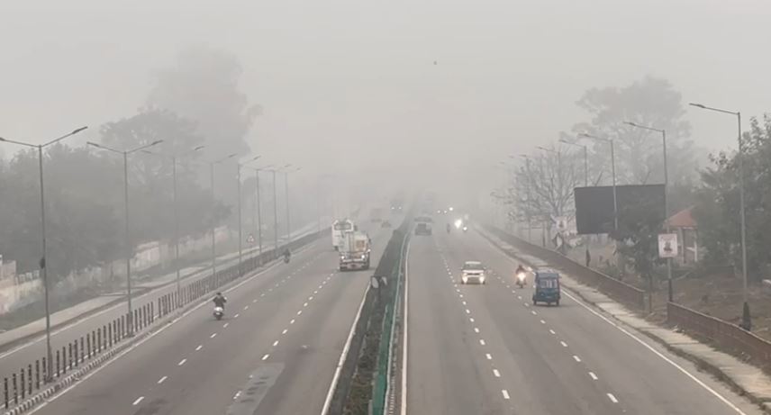दिल्ली हाईवे पर घना कोहरा, यातायात व्यवस्था हुई प्रभावित