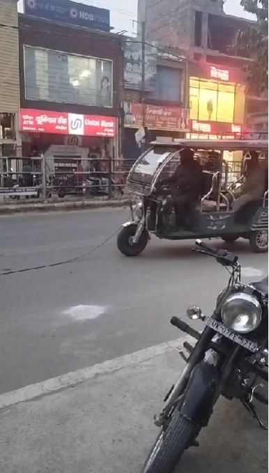 रेल नहीं, सड़क पर दौड़ी ‘ई-रिक्शा ट्रेन’, तस्वीरें वायरल