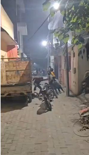 कनखल में सरेआम जानलेवा हमला, युवक गंभीर घायलपुलिस की देरी पर उठे सवाल, आधे घंटे तक नहीं पहुंची मदद