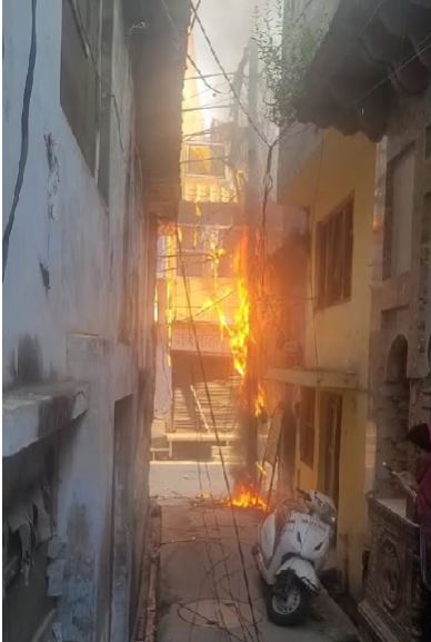 ज्वालापुर पीठ बाजार में बिजली के खंभे में आग, बाजार क्षेत्र में मचा हड़कंप