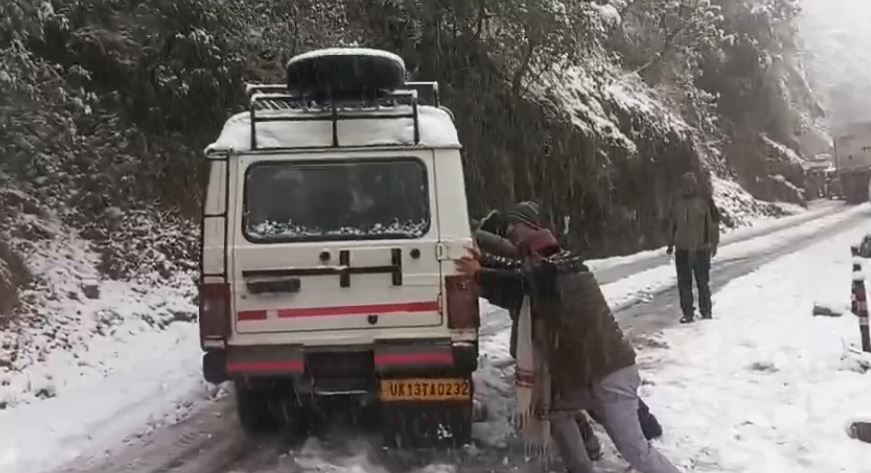जनपद में भारी बर्फबारी से मार्ग अवरुद्ध, प्रशासन ने यातायात सुचारू करने के लिए युद्धस्तर पर किया कार्य