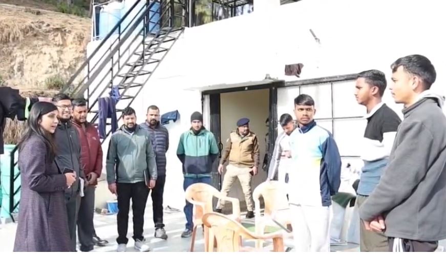 जिलाधिकारी पौड़ी ने बालिका-बालक अंबेडकर छात्रावास का औचक निरीक्षण किया, व्यवस्थाओं सुधारने के निर्देश
