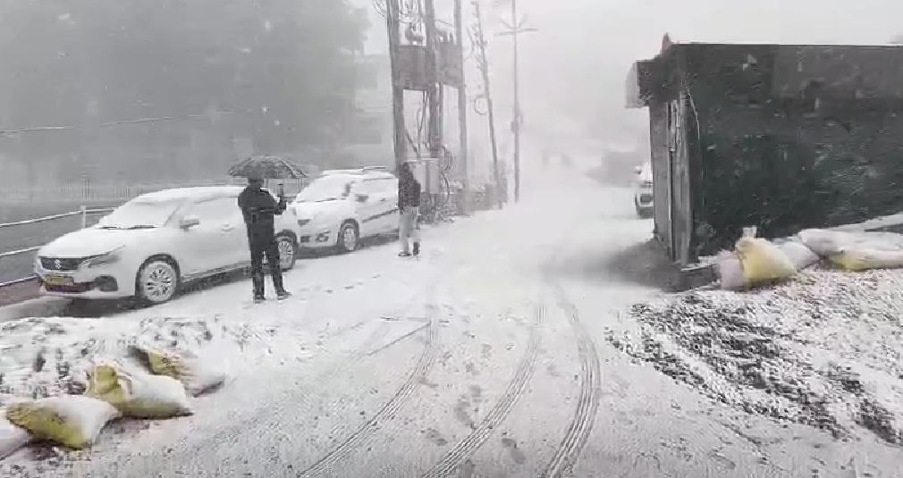 बर्फ से आंखों को नुकसान की आशंका, डॉक्टरों ने दी सावधानी की सलाह