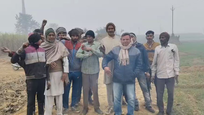 रुड़की में सरकारी रास्ते पर खोदे गए गड्ढों का किसानों ने विरोध किया, पुलिस ने कार्रवाई कर गड्ढे बंद कराए