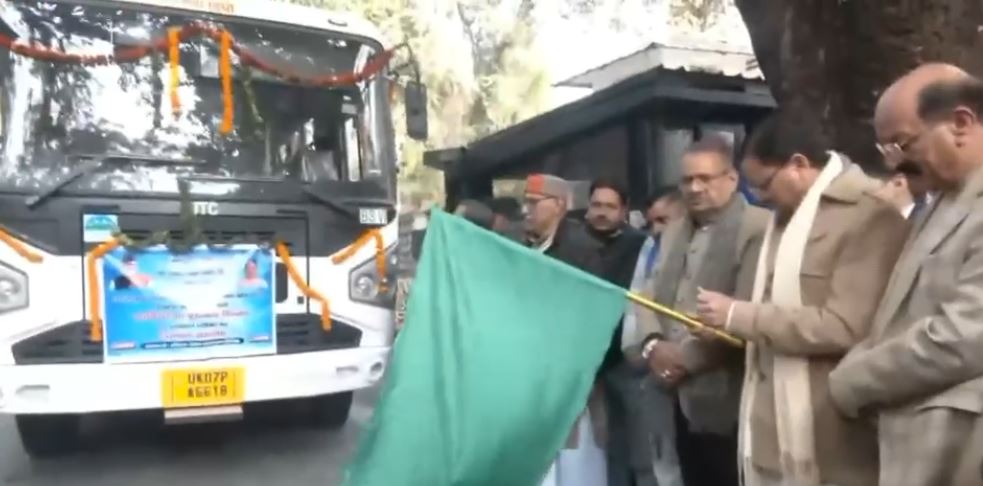 नए साल की सौगात: मुख्यमंत्री पुष्कर सिंह धामी ने 112 नई बसों को किया फ्लैग ऑफ