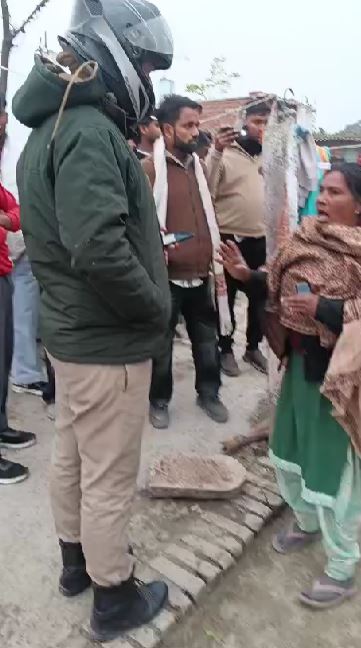 बाजपुर में घर में घुसने के शक पर ग्रामीणों की दबंगई