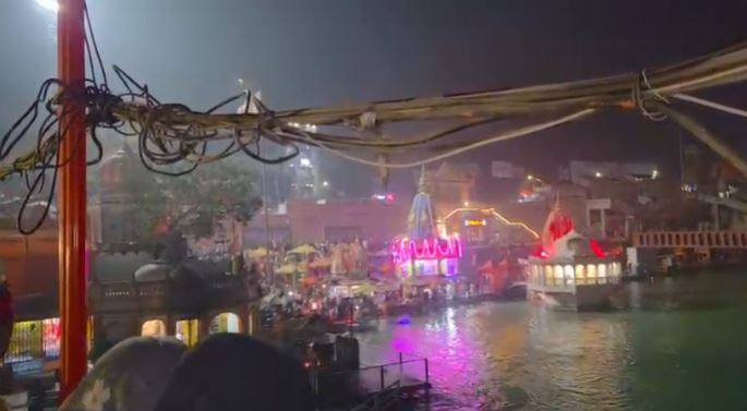 नए साल के जश्न को लेकर हरिद्वार में उमड़ा सैलाब, सुरक्षा के कड़े इंतज़ाम