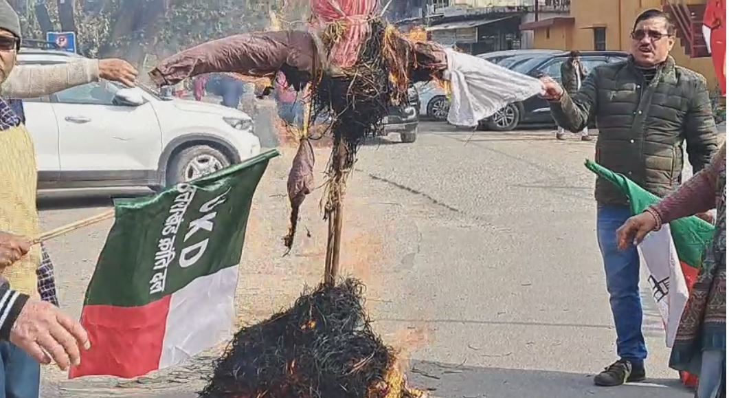 विकासनगर में अंकिता हत्याकांड को लेकर यूकेडी का उग्र प्रदर्शन, वीआईपी का पुतला दहन