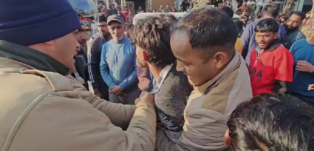 बेकाबू डंपर का कहर, मासूम की मौत, दंपत्ति गंभीर