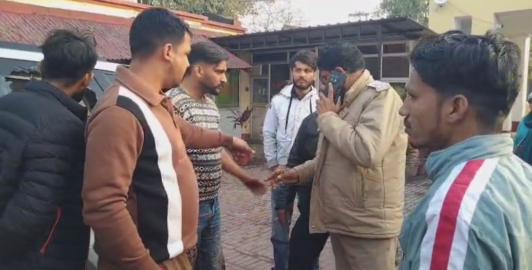 बीच सड़क पर मारपीट, थाने में भी हंगामा