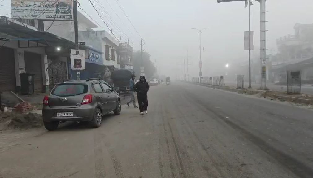 खटीमा में शीतलहर और घने कोहरे का कहर, जनजीवन हुआ अस्त-व्यस्त