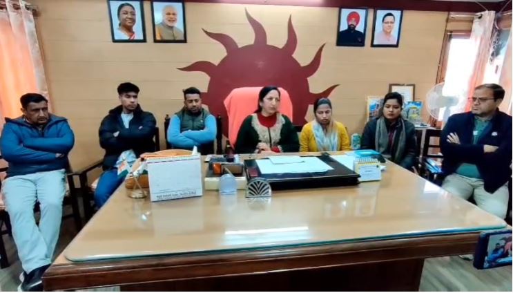 नगर पालिका अध्यक्ष मीरा सकलानी ने पूर्व अध्यक्ष पर पर्यावरण मित्रों के अधिकारों के हनन का आरोप लगाया