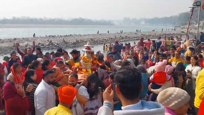 मकर संक्रांति पर गंगा घाटों पर उमड़ा श्रद्धालुओं का सैलाब, आस्था और दान का संगम