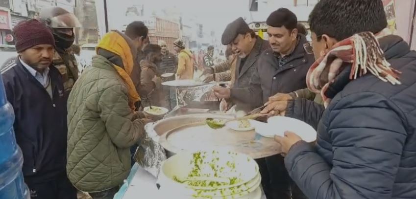 खटीमा में लायंस क्लब सिटी ने किया खिचड़ी वितरण