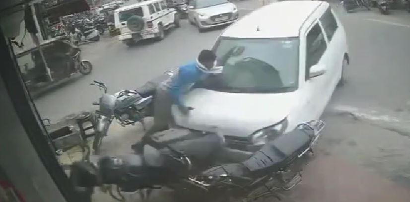 रुड़की में तेज रफ्तार कार का कहर, दुकान में घुसी कार, युवक गंभीर घायल—सीसीटीवी वीडियो वायरल