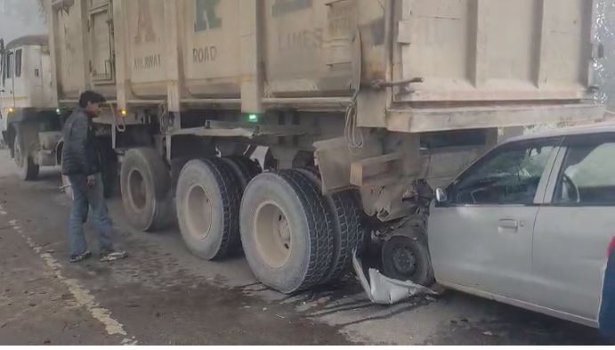 हरिद्वार-लक्सर स्टेट हाईवे पर घने कोहरे में सड़क हादसा, ऑटो कार ट्रक से टकराई