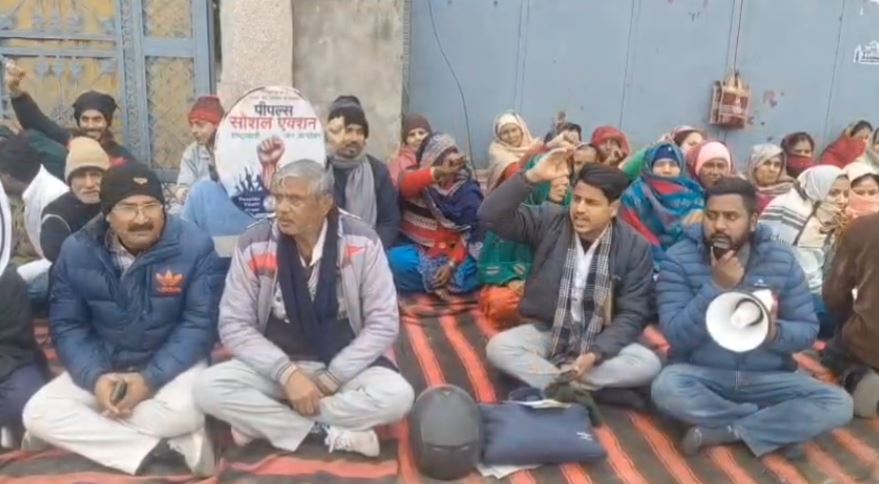 रूड़की: ओमेगा बॉयोटेक में मजदूरों का हड़ताल धरना, न्यूनतम वेतन और सुविधाओं की मांग