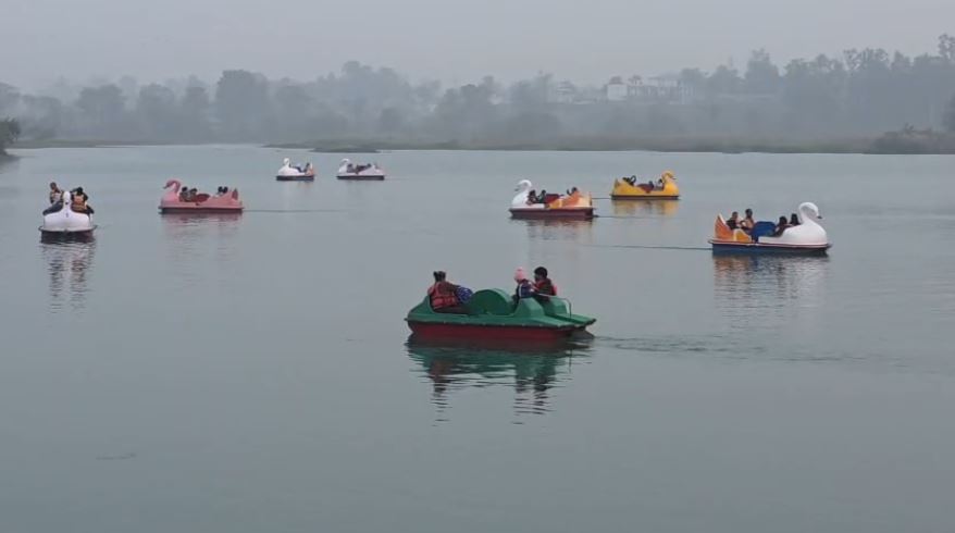 नए साल पर आसन बैराज झील में उमड़ी सैलानियों की भीड़, प्रवासी पक्षियों ने बढ़ाया आकर्षण