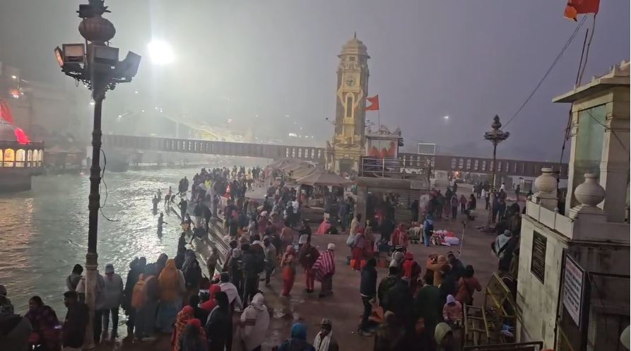 शीर्षक: मकर संक्रांति पर हरिद्वार में गंगा घाटों पर उमड़ी श्रद्धालुओं की भारी भीड़