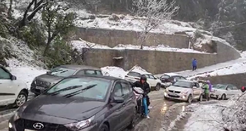 मुख्य मार्गों पर जमी बर्फ, वाहन फिसले; पुलिस-प्रशासन रहा मुस्तैद