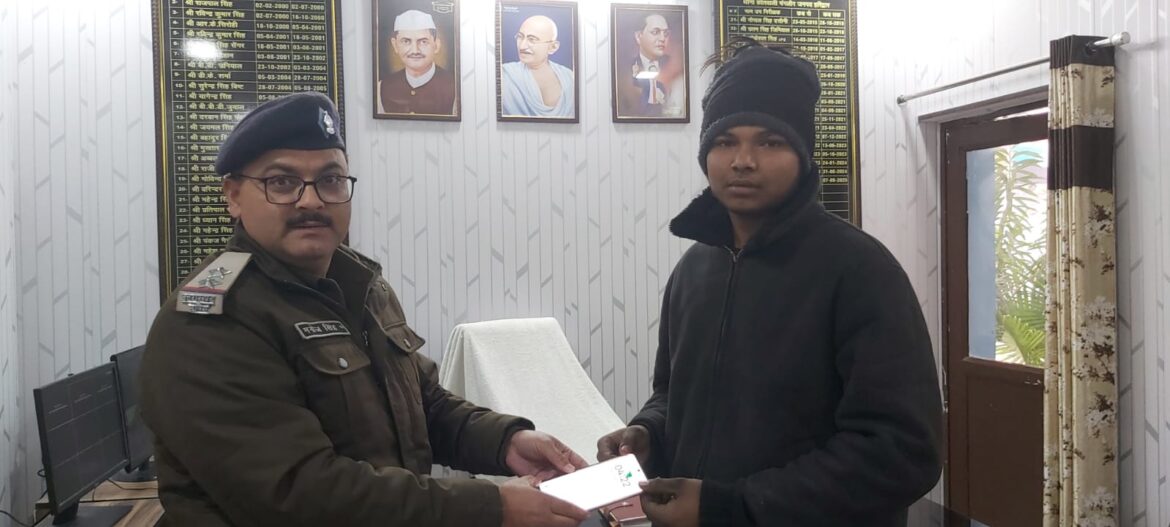 नववर्ष पर मंगलौर पुलिस का सराहनीय प्रयास, खोए मोबाइल लौटाकर जीता जनविश्वास