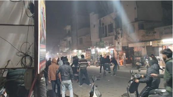 रुड़की: डीएवी कॉलेज के बाहर दो पक्षों में जमकर मारपीट, वायरल वीडियो से मचा हड़कंप