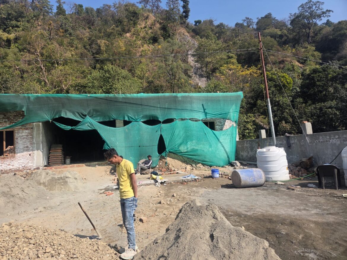 हल्द्वानी में भुजिया घाट में सरकारी भूमि पर अवैध होटल निर्माण, प्रशासन पर उठे सवाल