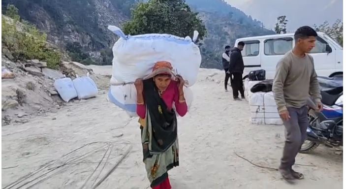 सरकारी योजनाओं से वंचित सीमांत क्षेत्र की विधवा महिला, संघर्ष करती खीमा देवी की कहानी