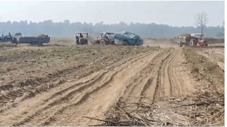 खटीमा में मिट्टी खनन माफियाओं पर प्रशासन की कार्रवाई, दो ट्रैक्टर ट्रालियां सीज