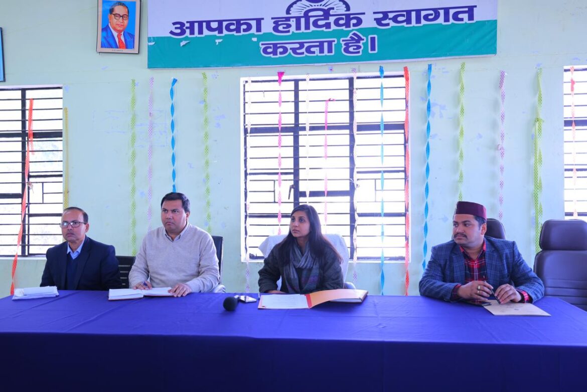 जिलाधिकारी स्वाति एस. भदौरिया ने धुमाकोट में राजस्व और वन विभाग की समीक्षा बैठक ली, अधिकारियों को दिए सख्त निर्देश